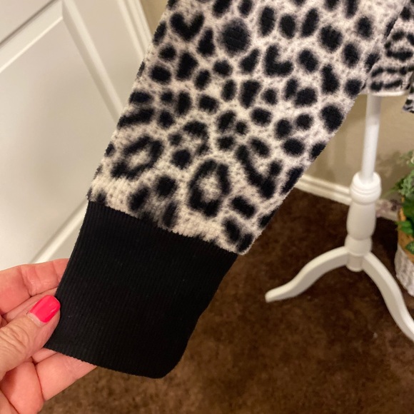 Betsey Johnson Leopard Print Fleece Top Size S - Picture 7 of 14
